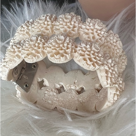 🤍 Faux Coral Flower Hinged Bracelet 🤍 - Picture 7 of 10